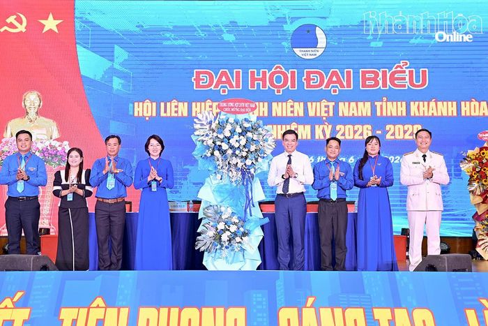 Đồng chí Hà Anh Đức tặng hoa của Trung ương Hội Liên hiệp Thanh niên Việt Nam chúc mừng đại hội.