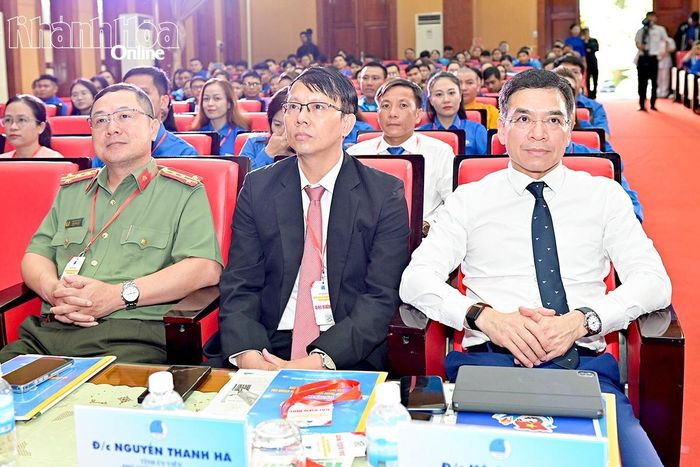 Đồng chí Hà Anh Đức và đồng chí Nguyễn Thanh Hà cùng các đại biểu dự đại hội.
