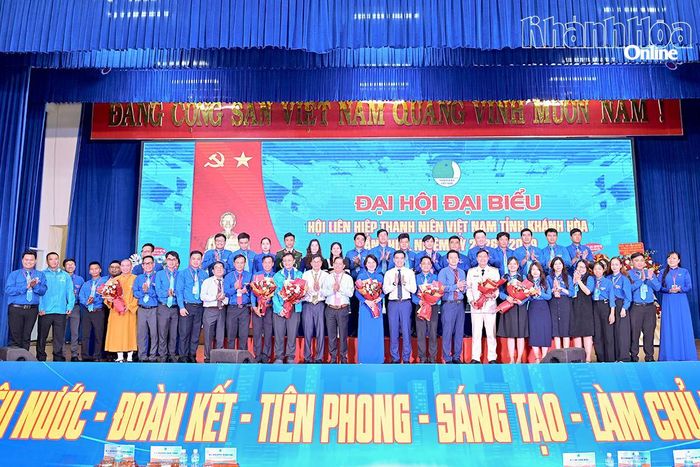 Các đại biểu tặng hoa chúc mừng Ủy ban Hội Liên hiệp Thanh niên Việt Nam tỉnh khóa I, nhiệm kỳ 2026 - 2029.