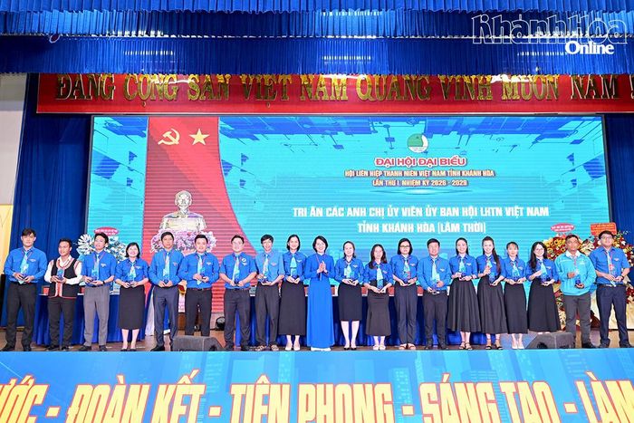 Đại hội tặng quà tri ân các anh, chị Ủy viên Ủy ban Hội Liên hiệp Thanh niên Việt Nam tỉnh lâm thời không tham gia khóa mới.