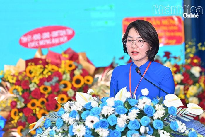 Chị Tô Thị Tuyết Ngân - Phó Bí thư Tỉnh đoàn, Chủ tịch Hội Liên hiệp Thanh niên Việt Nam tỉnh lâm thời phát biểu khai mạc đại hội.