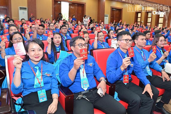 Các đại biểu biểu quyết thông qua danh sách Ủy ban Hội Liên hiệp Thanh niên Việt Nam tỉnh khóa I, nhiệm kỳ 2026 - 2029.