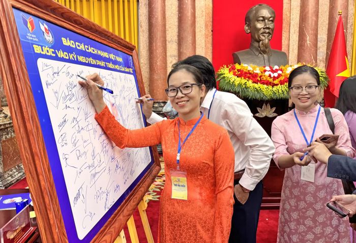 Nhà báo Vũ Thị Hoa (Báo và Phát thanh, Truyền hình Khánh Hòa) tham gia ký lưu niệm trên tấm bảng biểu trưng kỷ niệm 101 năm Ngày Báo chí Cách mạng Việt Nam. 