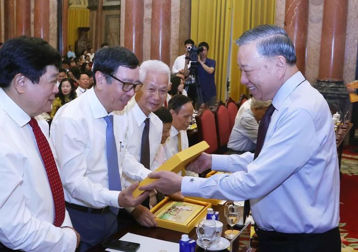 Đồng chí Tổng Bí thư, Chủ tịch nước Tô Lâm tặng quà lưu niệm cho các nhà báo tiêu biểu. Ảnh: VĂN ĐIỆP/TTXVN