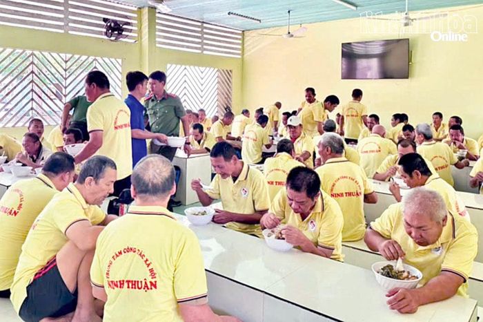Người khuyết tật thần kinh, tâm thần vui vẻ dùng bữa trong chương trình thiện nguyện do Công an xã Mỹ Sơn tổ chức.