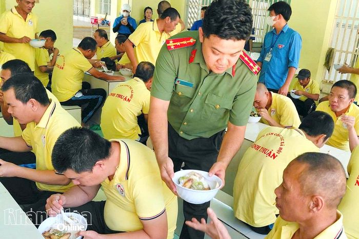 Những suất cơm nóng được cán bộ, chiến sĩ Công an xã Mỹ Sơn trao tận tay người khuyết tật thần kinh, tâm thần đang được chăm sóc tại trung tâm.
