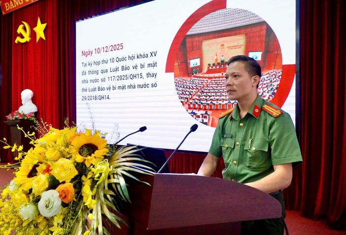 Trung tá Lê Minh Tiến - Phó Trưởng phòng An ninh chính trị nội bộ, Công an tỉnh Lai Châu trao đổi chuyên đề tại lớp bồi dưỡng.