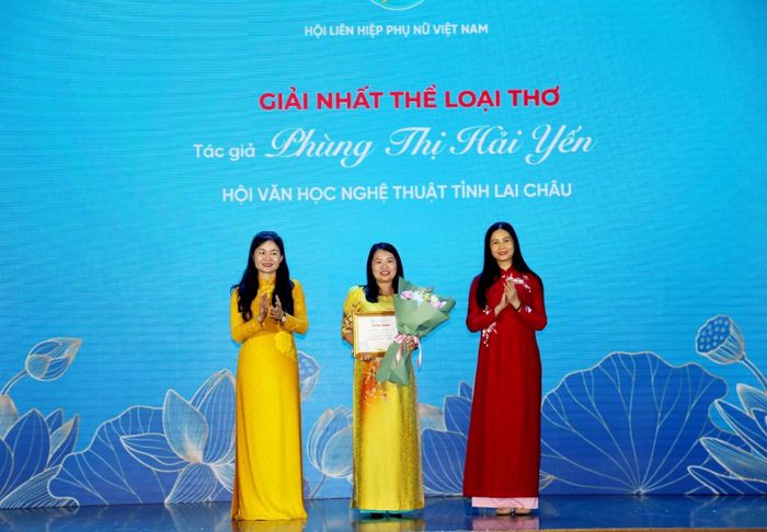 Nhà thơ Phùng Thị Hải Yến - Phó Chủ tịch Hội Văn học nghệ thuật tỉnh đoạt giải Nhất Cuộc thi thơ năm 2023 do Hội Liên hiệp Phụ nữ Việt Nam tổ chức.