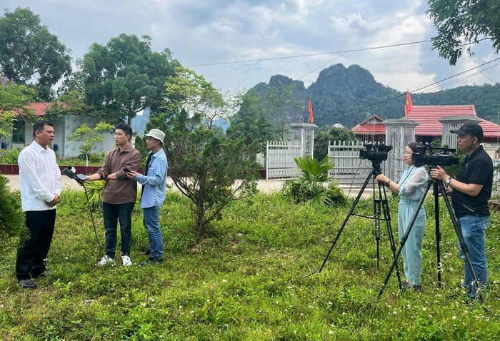 Phóng viên Báo và Phát thanh, Truyền hình Lai Châu tác nghiệp tại xã Khoen On.