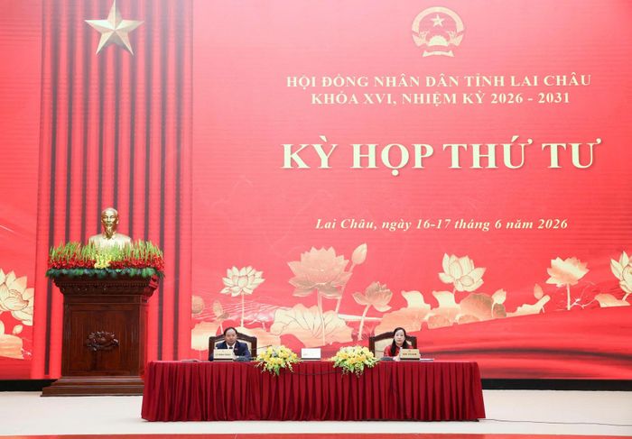 Lãnh đạo HĐND tỉnh điều hành kỳ họp.