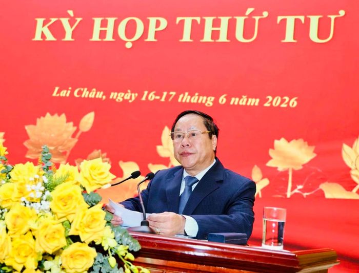 Đồng chí Tống Thanh Hải - Ủy viên Ban Thường vụ Tỉnh ủy, Phó Chủ tịch Thường trực UBND tỉnh báo cáo tại kỳ họp.