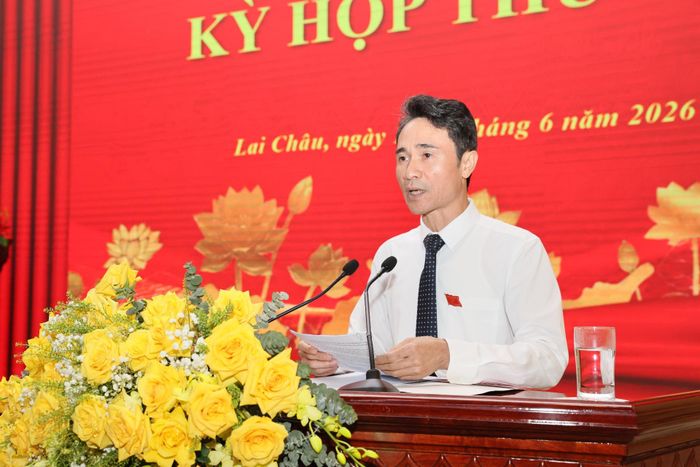 Đồng chí Hà Trọng Hải - Phó Chủ tịch UBND tỉnh thông qua các tờ trình tại kỳ họp.