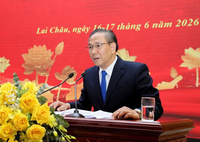 Đồng chí Đào Xuân Huyên - Trưởng Ban Văn hóa - Xã hội HĐND tỉnh thông qua báo cáo thẩm tra tại kỳ họp.