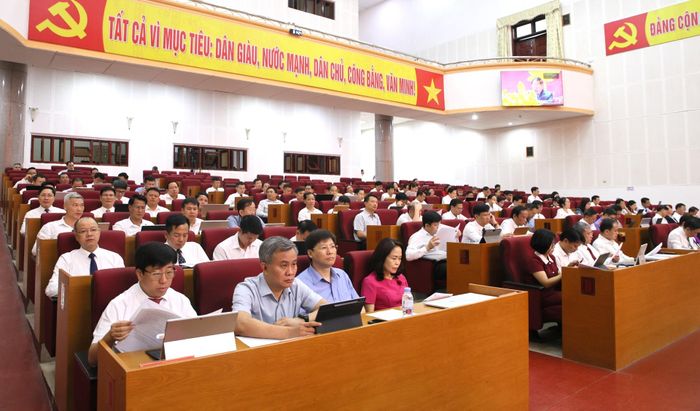 Lãnh đạo tỉnh và các đại biểu dự kỳ họp.