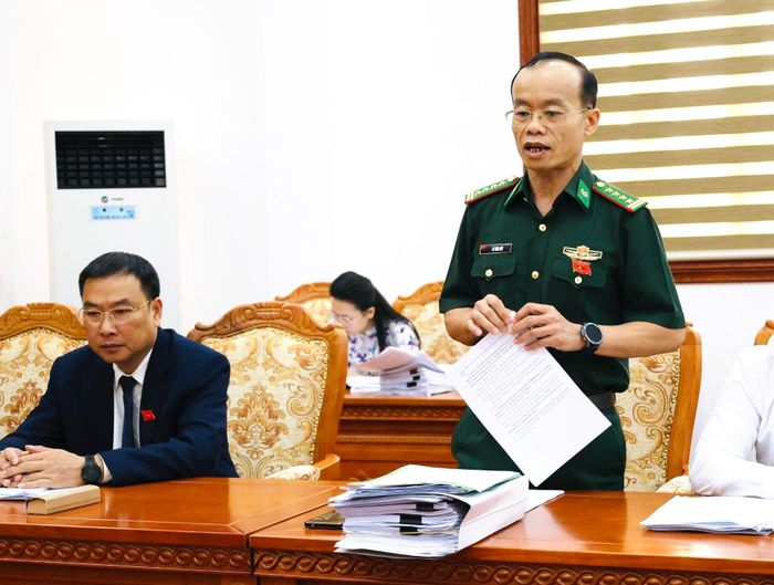 Đại tá Lô Văn Quý - Phó Chỉ huy Trưởng Ban Chỉ huy Bộ đội Biên phòng tỉnh, đại biểu HĐND tỉnh tham gia thảo luận.