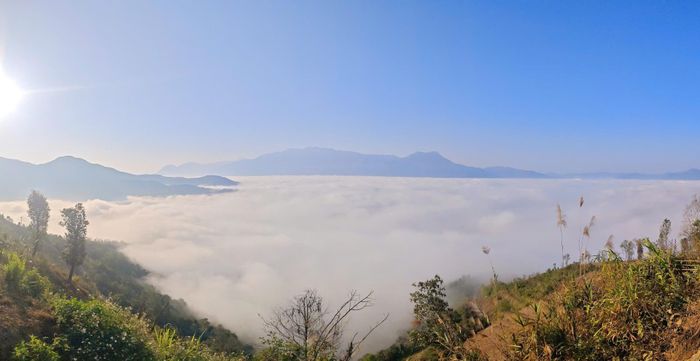 Biển mây phủ kín thung lũng trong ánh nắng ban mai, tạo nên bức tranh thiên nhiên ấn tượng của mùa hè vùng cao.