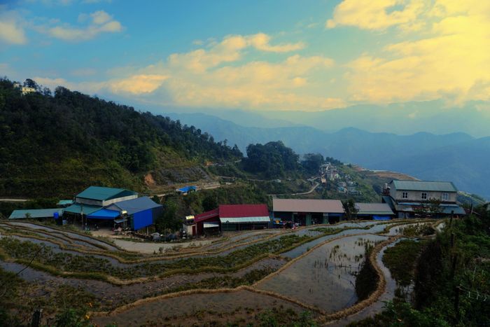 Nước đã phủ đầy các thửa ruộng bậc thang vùng cao, người dân tất bật chuẩn bị cho một vụ sản xuất mới.