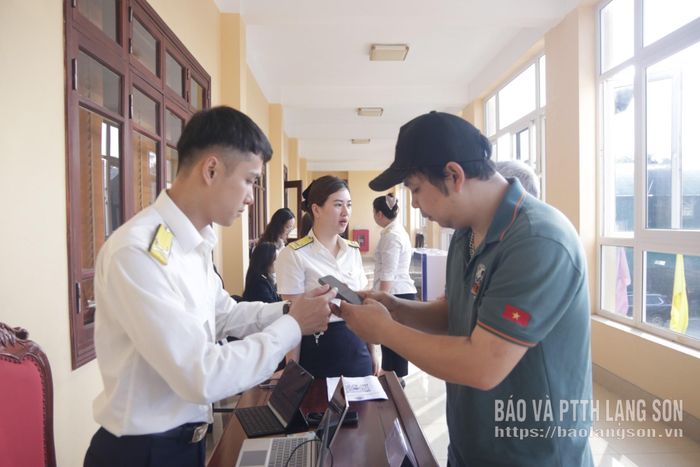Cán bộ thuế cơ sở 5 tuyên truyền, hỗ trợ người nộp thuế nắm bắt chính sách thuế trên thiết bị di động