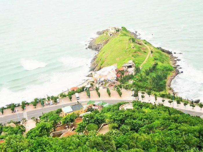 Mũi Nghinh Phong – nơi gió biển thổi qua mọi muộn phiền Nguồn: Traveloka