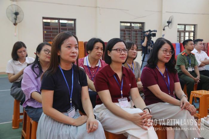 Các giáo viên tham dự khai mạc chấm thi