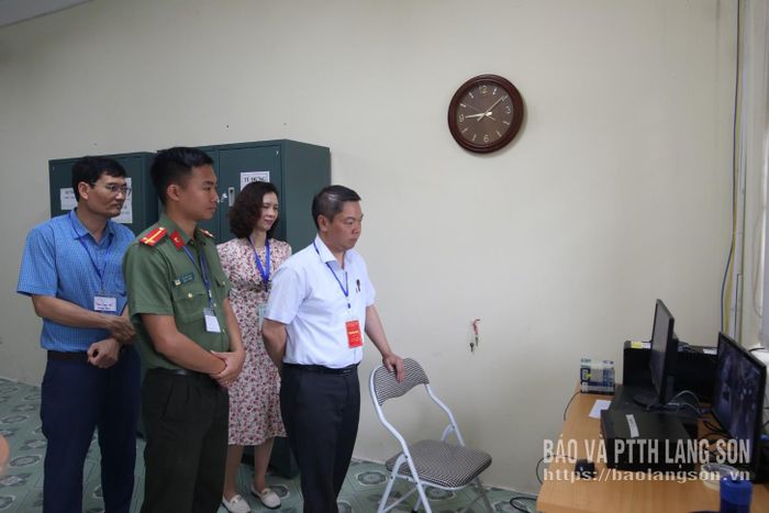 Đồng chí Phó Chủ tịch UBND tỉnh kiểm tra việc đảm bảo cơ sở vật chất và an ninh phục vụ chấm thi