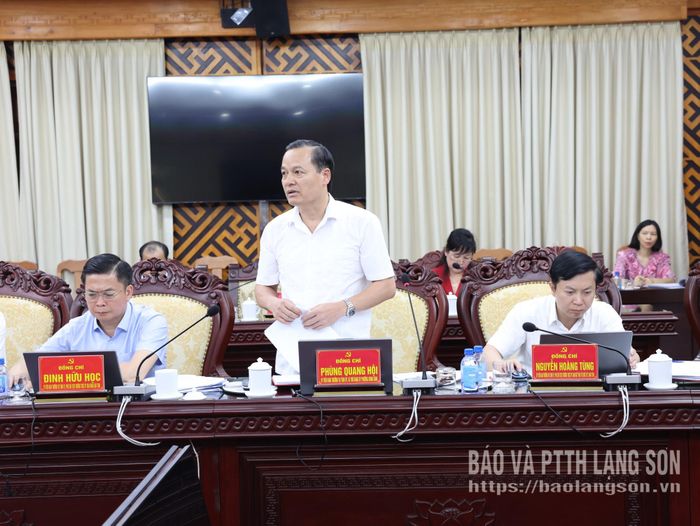 Đồng chí Phùng Quang Hội, Ủy viên Ban Thường vụ Tỉnh ủy, Bí thư Đảng ủy, Chủ tịch HĐND phường Đông Kinh làm rõ một số nội dung liên quan đến sắp xếp tổ dân phố trên địa bàn phường