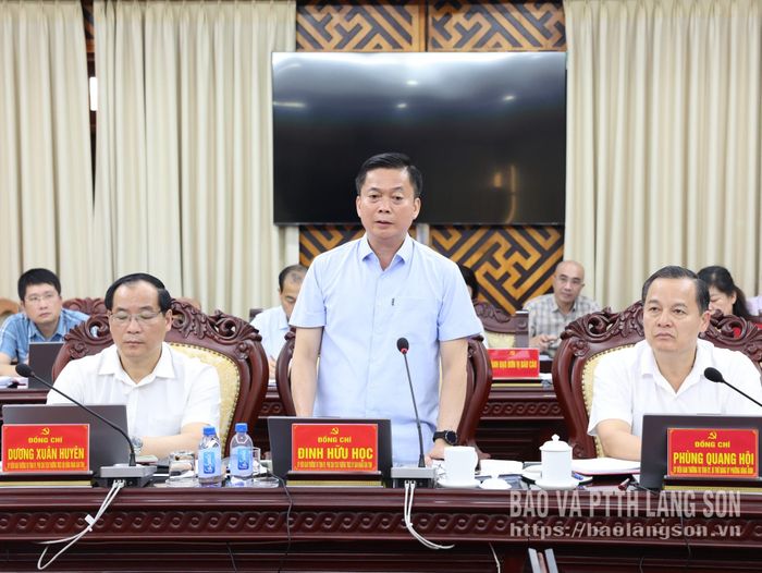 Đồng chí Đinh Hữu Học, Ủy viên Ban Thường vụ Tỉnh ủy, Phó Chủ tịch Thường trực UBND tỉnh phát biểu tại hội nghị