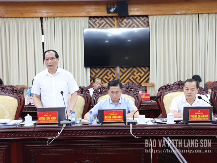 Đồng chí Dương Xuân Huyên, Ủy viên Ban Thường vụ Tỉnh ủy, Phó Chủ tịch Thường trực HĐND tỉnh phát biểu tại hội nghị