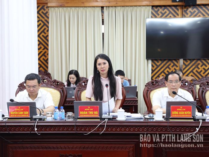 Đồng chí Đoàn Thu Hà, Phó Bí thư Tỉnh ủy, Trưởng Đoàn đại biểu Quốc hội tỉnh, Chủ tịch Ủy ban MTTQ Việt Nam tỉnh phát biểu tại hội nghị