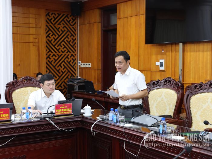 Hiệu trưởng Trường Chính trị Hoàng Văn Thụ làm rõ một số nội dung tại hội nghị