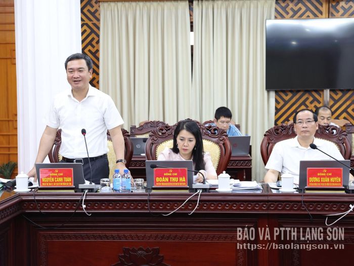 Đồng chí Nguyễn Cảnh Toàn, Phó Bí thư Tỉnh ủy, Chủ tịch UBND tỉnh phát biểu tại hội nghị