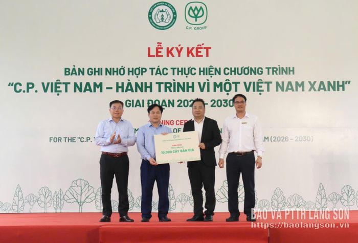 Lãnh đạo Sở NN&MT tỉnh Lạng Sơn tiếp nhận biển tượng trưng hỗ trợ cây giống lâm nghiệp từ Cục Lâm nghiệp và Kiểm lâm, Công ty Cổ phần Chăn nuôi C.P. Việt Nam