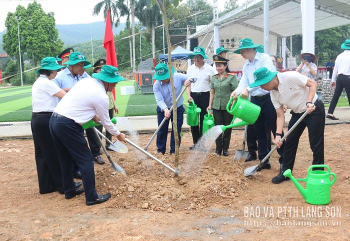 Các đại biểu trồng cây tại khuôn viên của Trường Cao đẳng Công nghệ và Nông lâm Đông Bắc