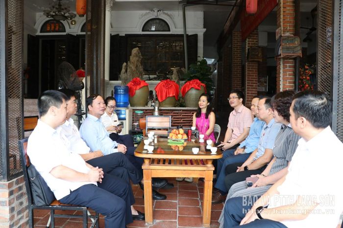 Đoàn khảo sát thực tế tại hộ kinh doanh trên địa bàn phường Đông Kinh