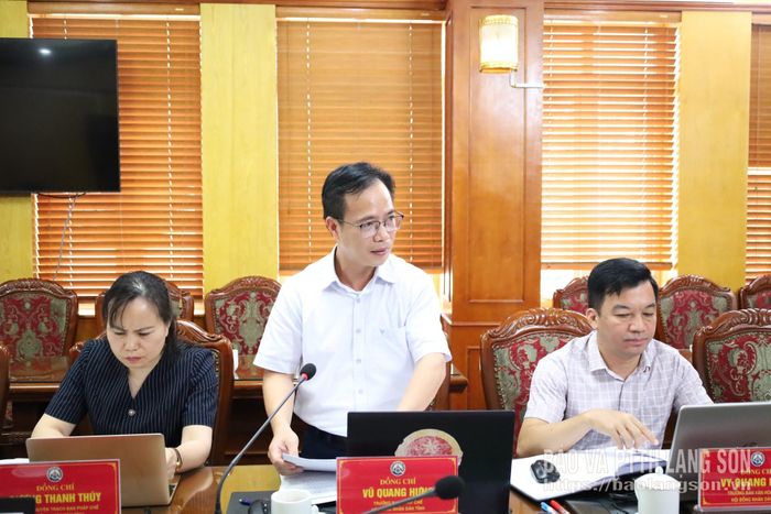 Lãnh đạo Ban Pháp chế HĐND tỉnh báo cáo nội dung trình tại phiên họp