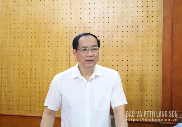 Đồng chí Dương Xuân Huyên, Ủy viên Ban Thường vụ Tỉnh ủy, Phó Chủ tịch Thường trực HĐND tỉnh phát biểu tại phiên họp