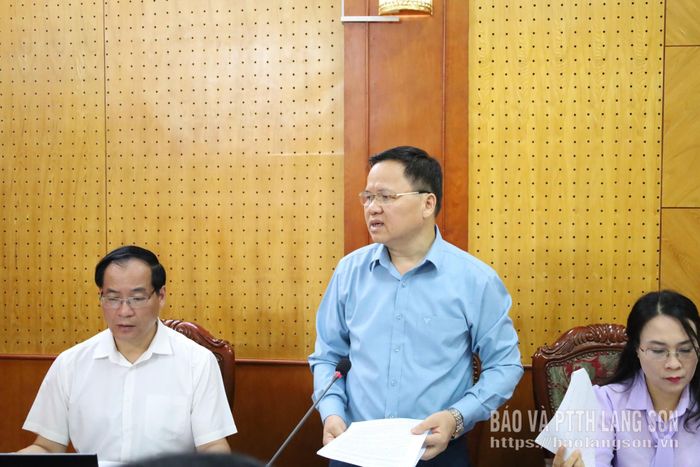 Lãnh đạo Ban Kinh tế - Ngân sách HĐND tỉnh báo cáo nội dung trình tại phiên họp