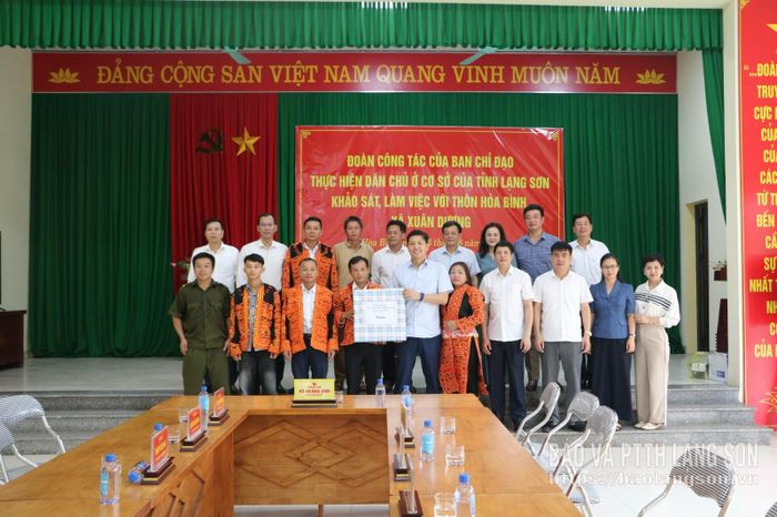 Đoàn công tác tặng quà đại diện Nhân dân thôn Hòa Bình, xã Xuân Dương