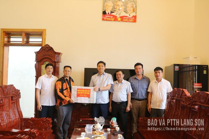 Đoàn công tác tặng quà hộ gia đình trên địa bàn xã
