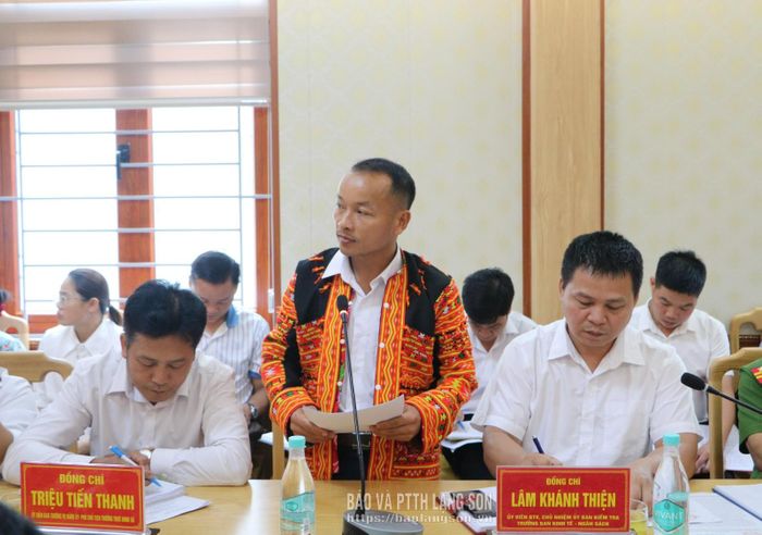 Bí thư Chi bộ, Trưởng thôn Hòa Bình báo cáo việc thực hiện nhiệm vụ với đoàn công tác