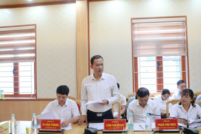 Lãnh đạo Đảng ủy xã Xuân Dương báo cáo việc thực hiện nhiệm vụ với đoàn công tác