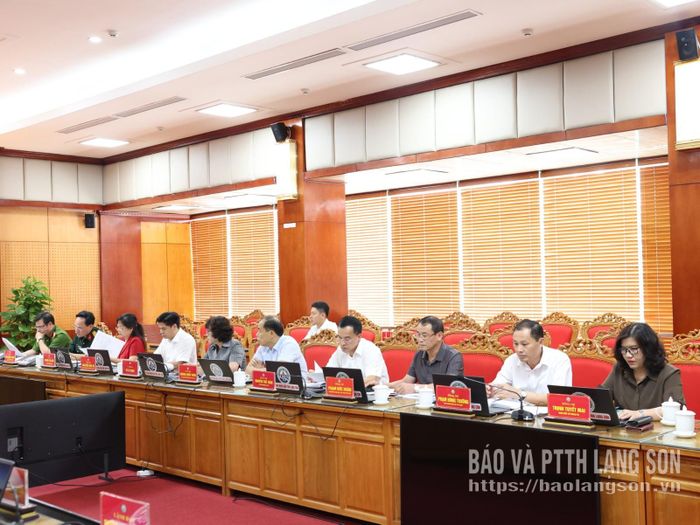 Các đại biểu nghiên cứu tài liệu phục vụ phiên họp