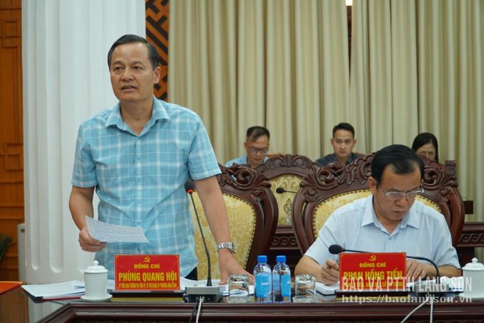 Đồng chí Phùng Quang Hội, Ủy viên Ban Thường vụ Tỉnh ủy, Bí thư Đảng ủy, Chủ tịch HĐND phường Đông Kinh báo cáo một số nội dung liên quan