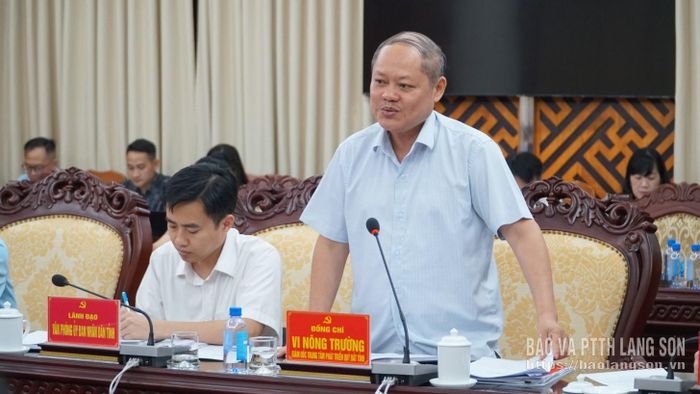 Lãnh đạo Trung tâm Phát triển quỹ đất của tỉnh báo cáo về công tác GPMB các dự án tại buổi làm việc
