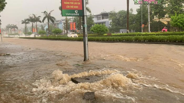 Người dân vùng trũng thấp, ven sông suối cần đề phòng nước dâng cao gây ngập úng.