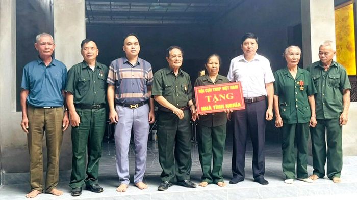Lãnh đạo Hội Cựu thanh niên xung phong tỉnh Lào Cai, lãnh đạo UBND, Ủy ban MTTQ Việt Nam phường Nam Cường trao tặng nhà tình nghĩa cho gia đình bà Nguyễn Thị Lan.