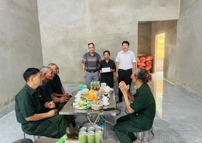 Lãnh đạo UBND, Ủy ban MTTQ Việt Nam phường Nam Cường trao quà cho gia đình bà Lan.