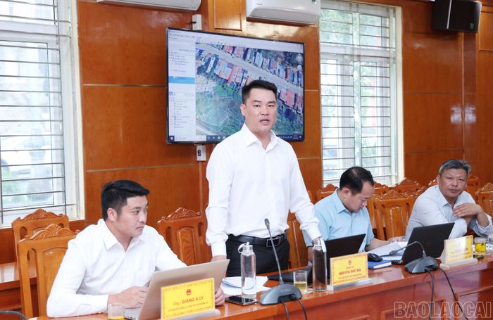 Lãnh đạo xã Mù Cang Chải phát biểu làm rõ thêm một số khó khăn, vướng mắc.