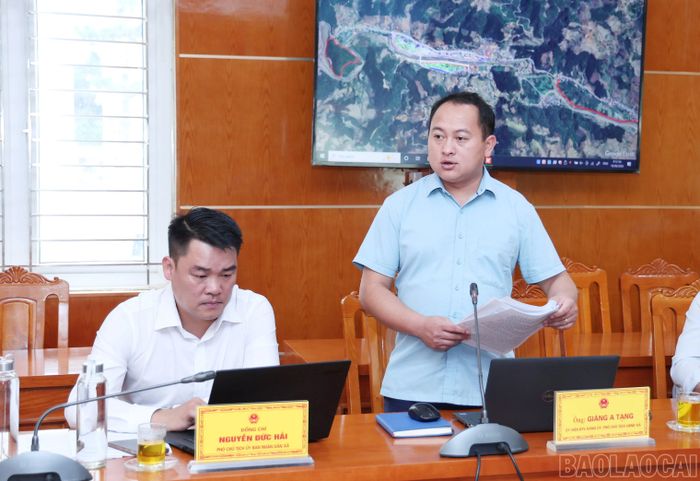 Lãnh đạo xã Mù Cang Chải trình bày báo cáo tình hình thực hiện nhiệm vụ phát triển kinh tế - xã hội thời gian qua.