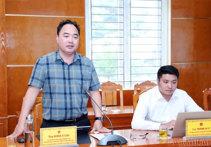Đồng chí Giàng A Câu - Bí thư Đảng ủy xã Mù Cang Chải phát biểu, nêu một số kiến nghị với đoàn giám sát.